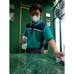 office boy/girl dusting meja dalam di kafe dream dates 15/07/2022