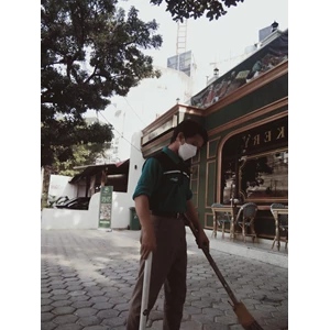 office boy/girl sweeping halaman di kafe drean dates 26/07/2022