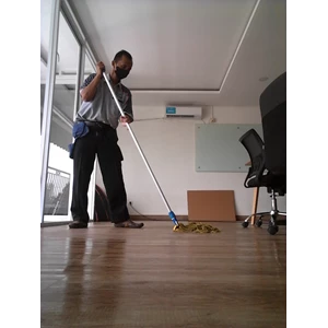 office boy/girl mopping ruangan office di belinsky studio 13/9/2022