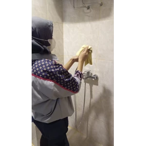 office boy/girl membersihkan shower di vibe yoga studio