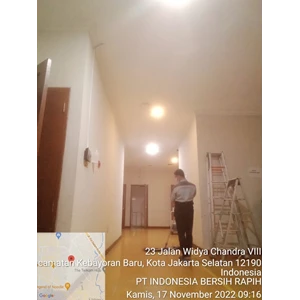 office boy/girl sweping koridor lantai dua 15 november 2022