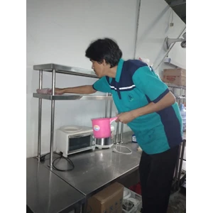 general cleaning bersihkan meja ruang produksi di wonderfood indonesia