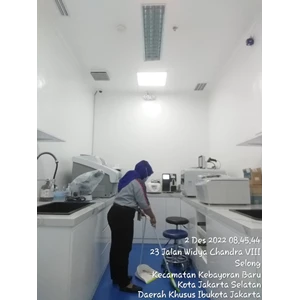 office boy/girl sweping ruang lab 02/12/2022