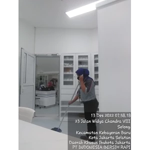 office boy/girl mopping ruang farmasi 13 desember 2022