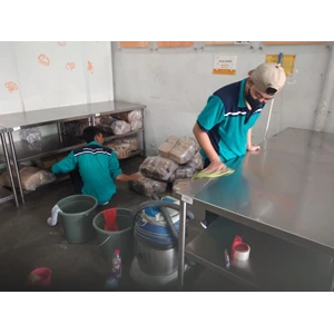 general cleaning dusting meja produksi di roji ramen serpong 12/12/22