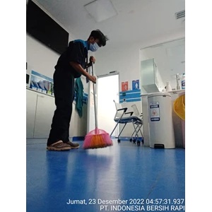 office boy/girl sweping lantai ruang lab 23 desember 2022