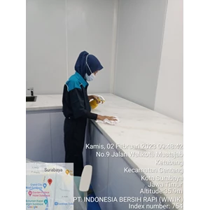 office boy/girl dusting meja r.lab di fash lab surabaya 02/2/2023