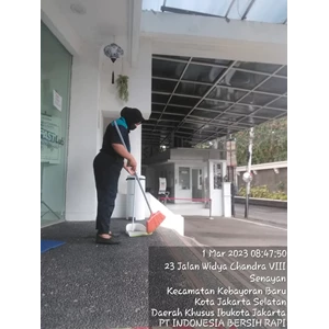 office boy/girl swepping teras depan lobby 01/03/2023