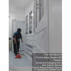 office boy/girl swepping ruang farmasi 01/03/2023