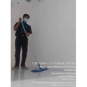 office boy/girl sweping koridor di fash lab sby 02/03/2023