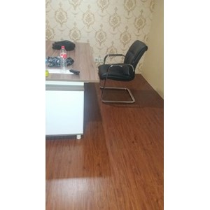 pusat lantai vinyl plank