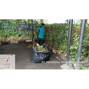 perawatan taman menyapu sampah daun di kedubes turkish 06/03/2023