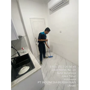 office boy/girl swiping ruang dapur di fash lab surabaya 7/3/2023