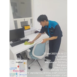office boy/girl dusting ruang adminitrasi di klinik sby 22/5/2023