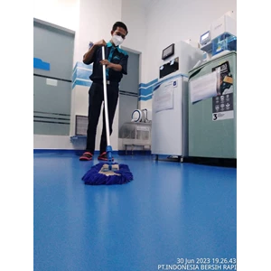 office boy/girl sweeping ruang extraksi di fash lab 01/7/2023