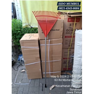 sapu taman garukan daun plastik