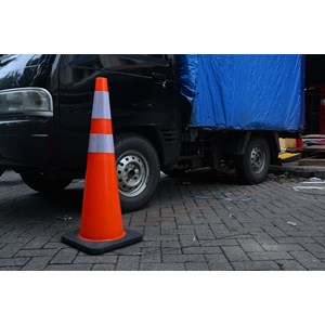 traffic cone pvc alas hitam & merah – 70cm / 90cm