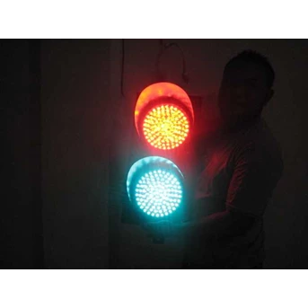 TRAFFIC LIGHT 2 MATA