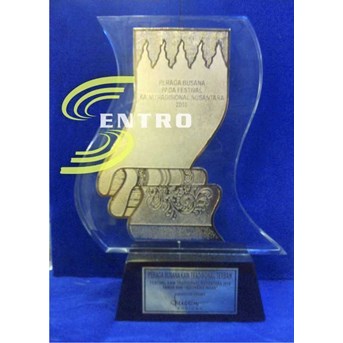 PLAKAT PIALA TROPHY FIBER ACRILIK AKRILIK ACRYLIC KRISTAL CRYSTAL SOUVENIR HADIAH PROMOSI LASER SABLON ENGRAVING GRAFIR 2 DIMENSI 3 DIMENSI PENGHARGAAN SEMINAR KENANG-KENANGAN SOVENIR SOUVENIR