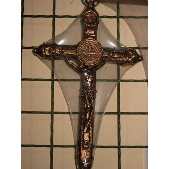 Salib Dinding Benedict fiber bulat gold 25 cm