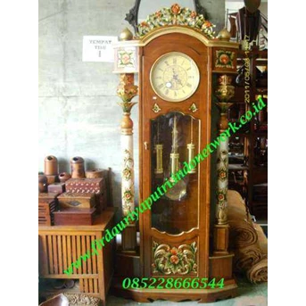 Almari jam rahwana tiang ukir