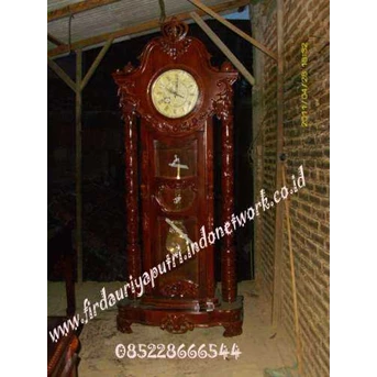 Jam mahkota tiang ukir