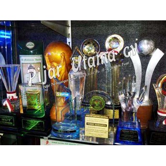 Plakat, Piala, Piagam, Medali & Pin Bermutu