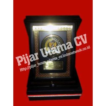 plakat kayu DPR RI