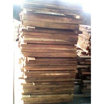 kayu akasia gergajian
