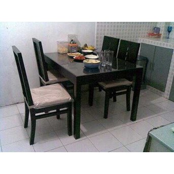 Meja makan minimalis