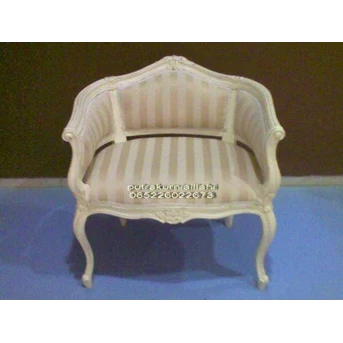 kursi/ chair cat putih