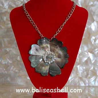 Flower Necklace Made From Black Shell / Kalung Kerang Hitam Bentuk Bunga HGati