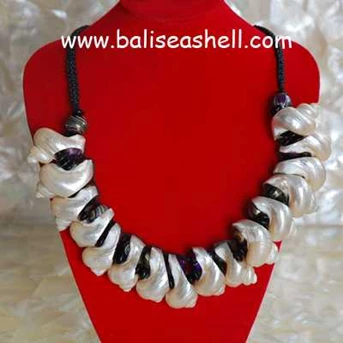 Shell necklace Art Pearlised Jewellery / Kalung Kerang Turbo Besar