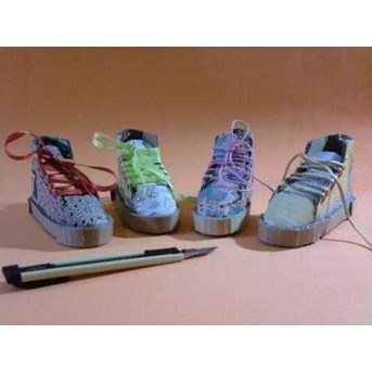 Sepatu unik ( bukan sepatu Dahlan Iskan) dibuat dari KARDUS