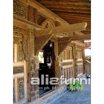 Rumah Joglo Kayu dengan Kusen Pintu dan Fasad Gebyok ukiran khas Jawa