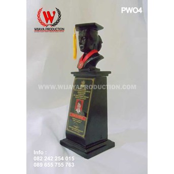 Plakat Wisuda - Patung Wisuda
