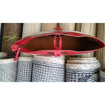 Tas Rotan Bali Dengan Handle Lubang, Kulit Warna Merah - TRNTLOKM