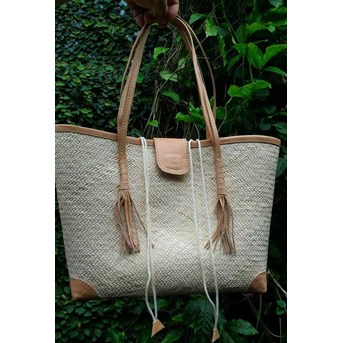 Tas rotan bali, tas rotan cantik kuncir kulit natural.