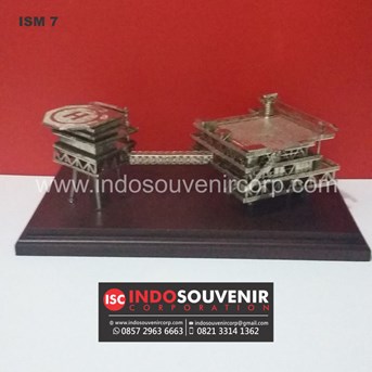 Souvenir Miniatur Kilang Minyak Pertamina - 085729636663