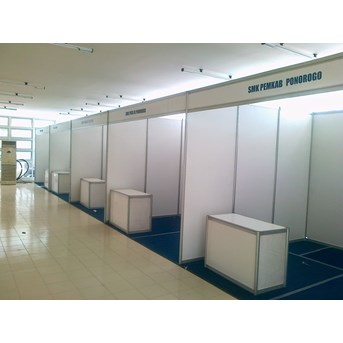 Sewa Partisi R8 murah