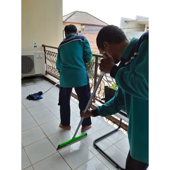 general cleaning aktivitas membersihkan koridor