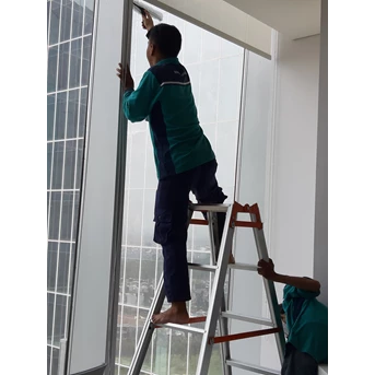 cleaning service aktivitas membersihkan kaca gedung