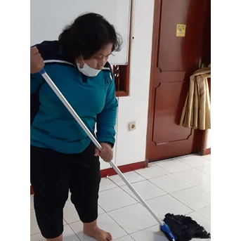 general cleaning aktivitas mop lantai