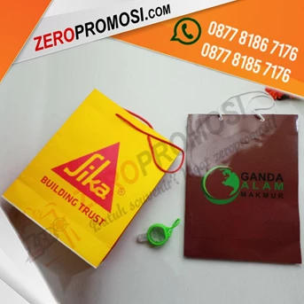 souvenir paper bag ukuran p25xt33,5xl7 custom design dan logo murah