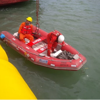 Sekoci penyelamat Perahu Karet