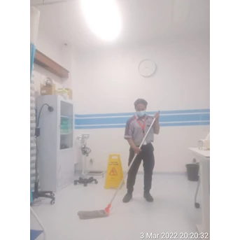 Cleaning service Mopping lantai ruangan periksa pasien Di Widyachabdra