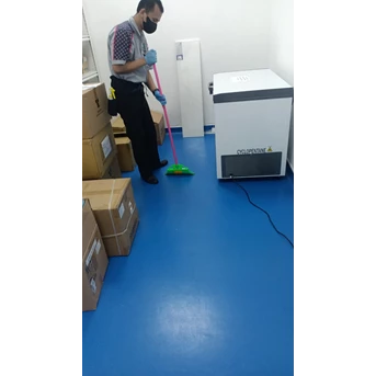Cleaning service Swiping moping ruang penyimpanan reangen