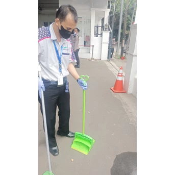 Cleaning service Swiping area loby luar Di Widyachabdra Jakarta