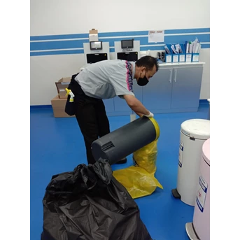 Cleaning service progress take out sampah medis all ruangan lab pcr