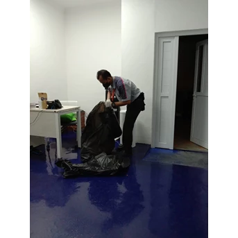 Cleaning service Progress take out sampah lantai 3 ruangan cro